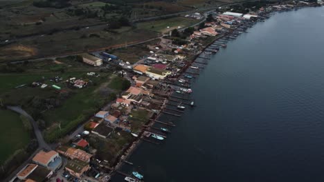 barcos de pesca en el etang de thau: recolección y venta de ostras, mejillones y almejas en la provincia francesa de occitania, cerca de la ciudad de sète