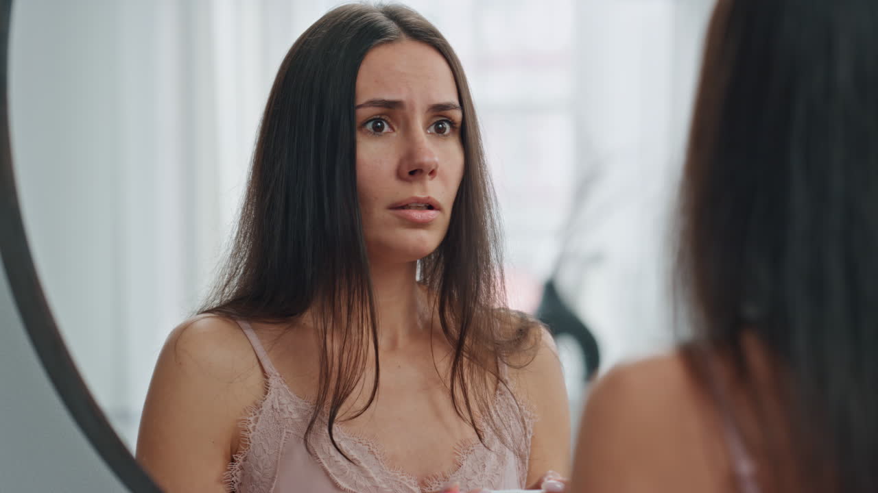 mujer conmocionada sosteniendo una prueba de embarazo en casa de cerca. mujer molesta tocando la frente