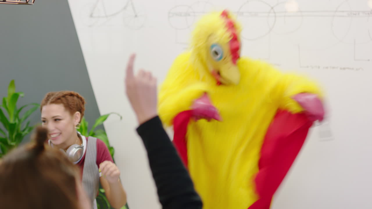 empleado en traje de pollo, bailando un meme divertido