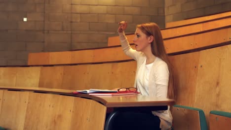 estudiante tomando notas en la clase