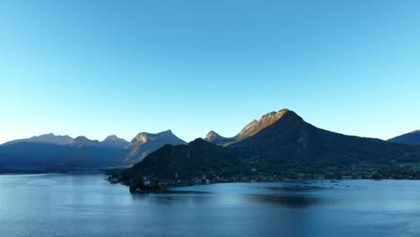 Incredible-lake-surrounded-by-mountains-during-a-summer-morning