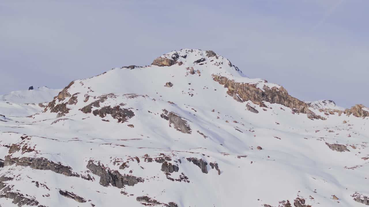산꼭대기 사이에서 하늘의 겨울 풍경