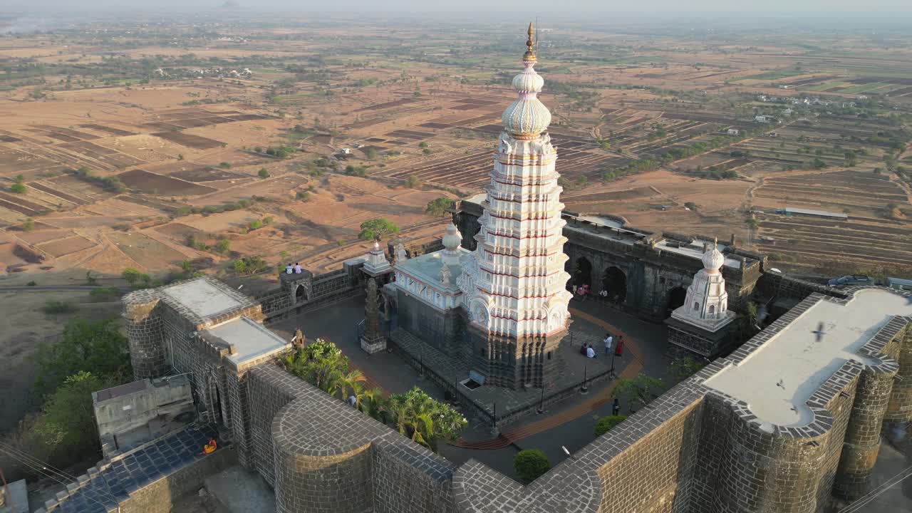 el templo de yamai en la colina 360d vista de dron cerca del museo y biblioteca de shri bhavani en maharashtra