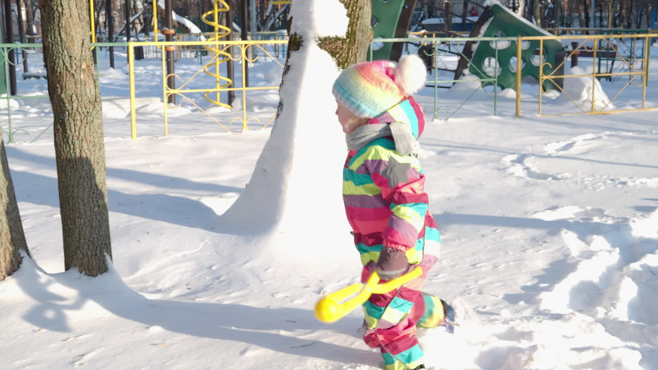 niño feliz disfrutando del paseo en la nieve profunda