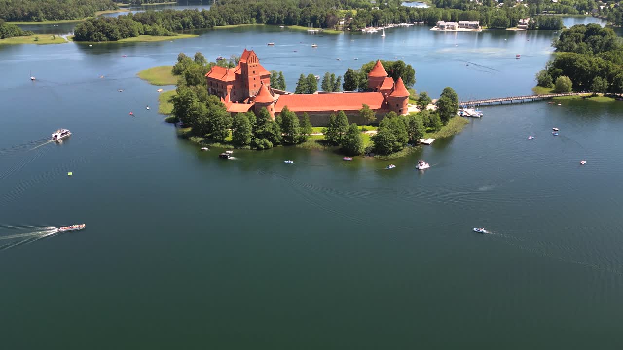 imágenes de drones de 4k del castillo de trakai en el lago gale, lituania