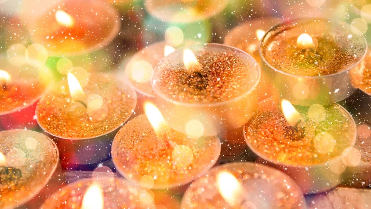 caída de nieve con decoración de velas de navidad