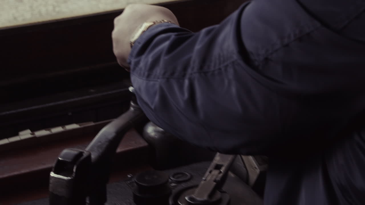 dentro del tren en la ciudad de porto portugal con vistas al lago y al mar