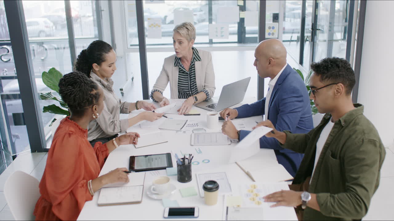 un grupo de empresarios que tienen una reunión