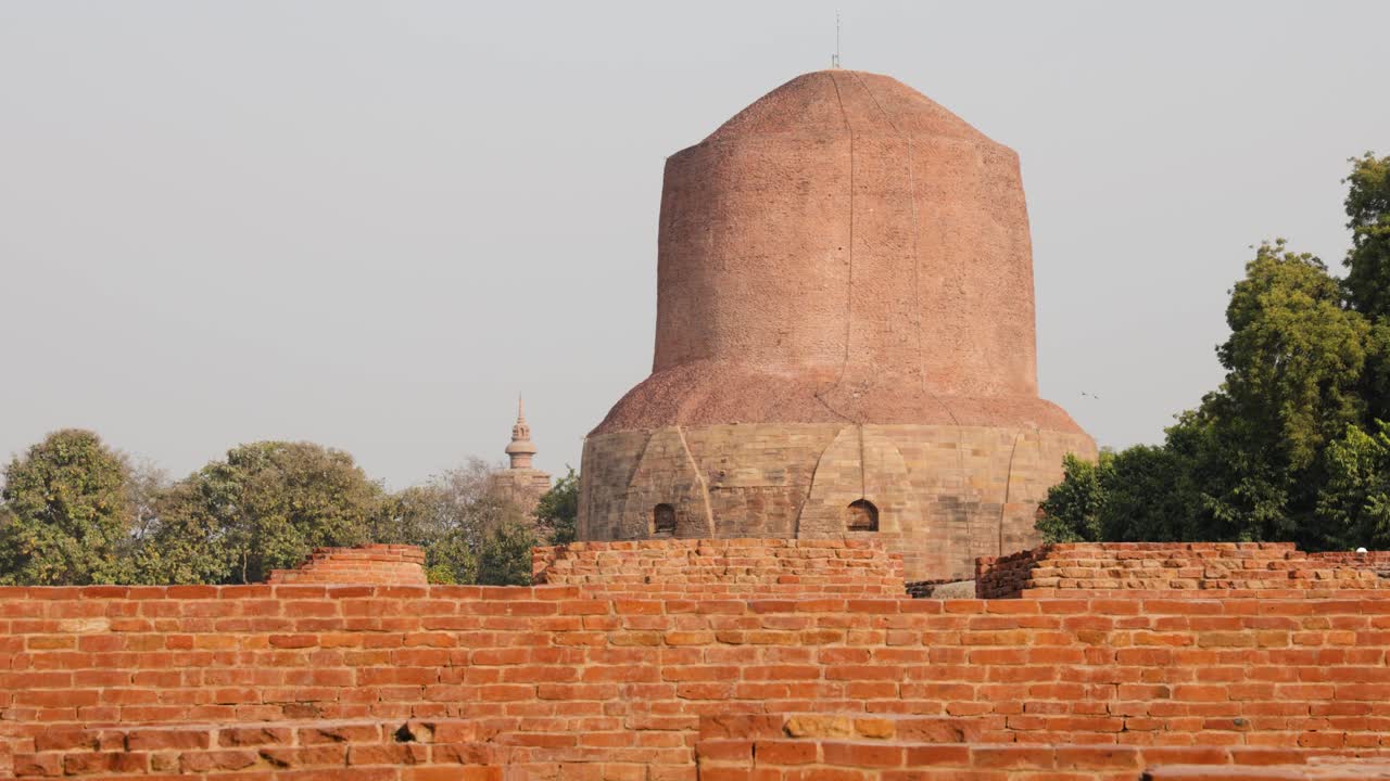 Video del monumento buddista della stupa di Dhamek a Sarnath, in una giornata di sole con cielo azzurro limpido, girato a Sarnath, vicino a Varanasi, India