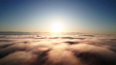 Sol-Brillante-Y-Nubes-En-El-Cielo-Durante-El-Amanecer