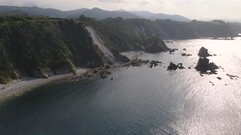 夕陽時美麗的野生懸崖海岸線的空中景色