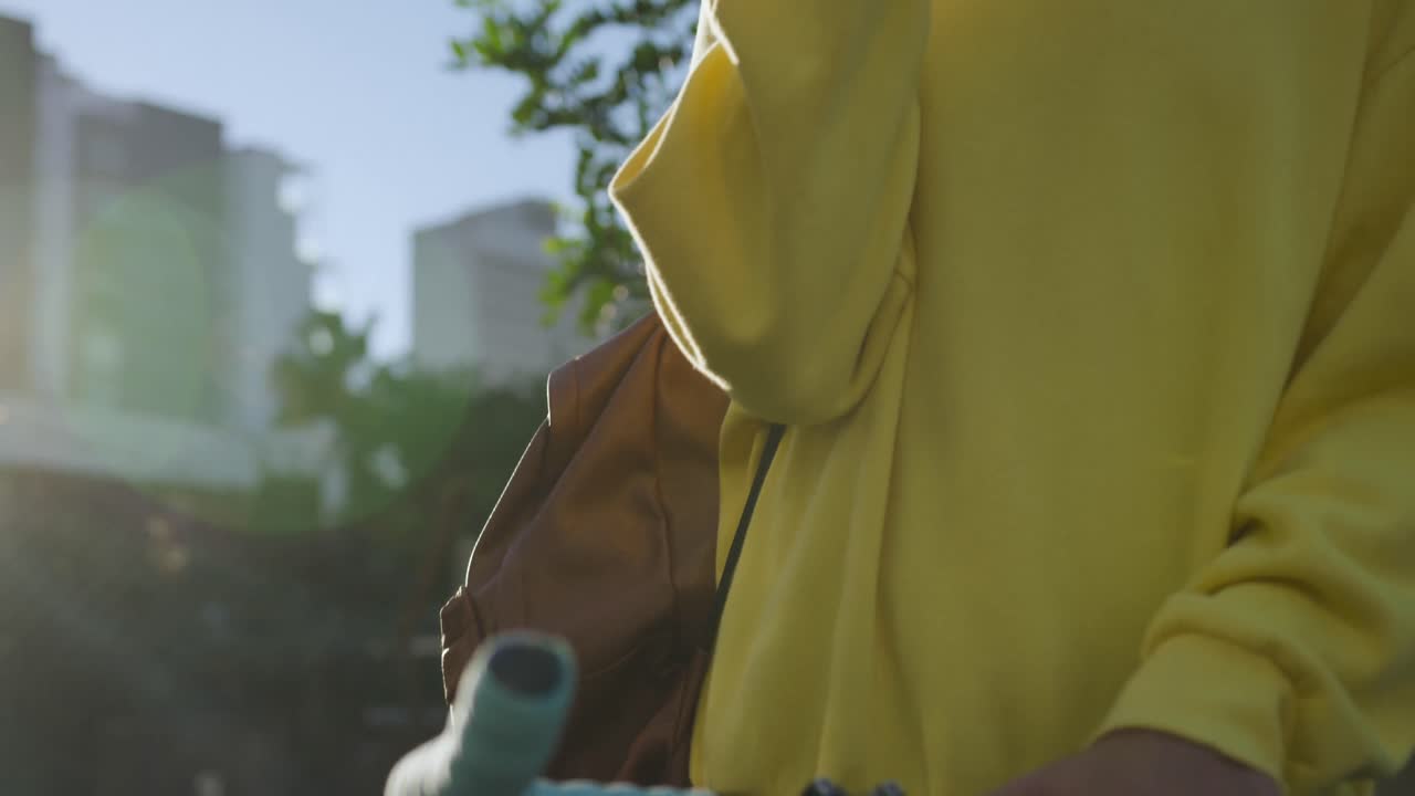 adulto transgénero con una bicicleta y usando un teléfono