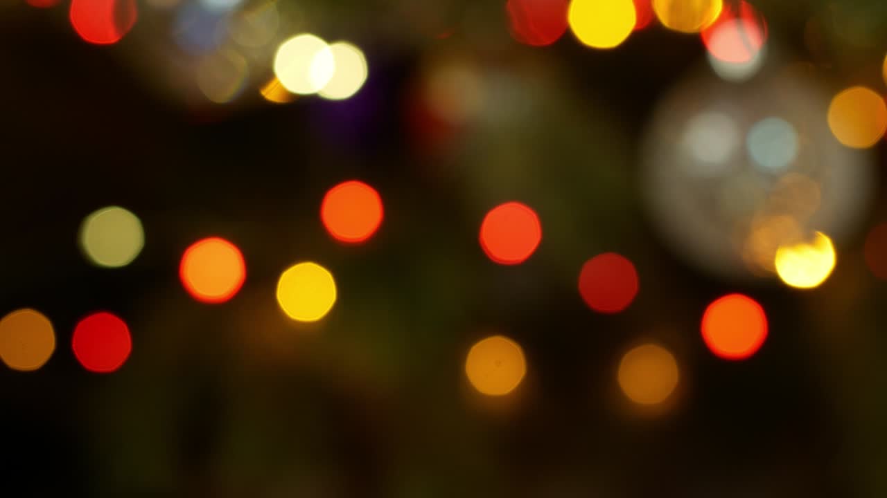 las luces de navidad multicolores de la guirnalda en el árbol brillan brillantemente. decoración del árbol de navidad decoración de navidad primer plano 4k video brillo.