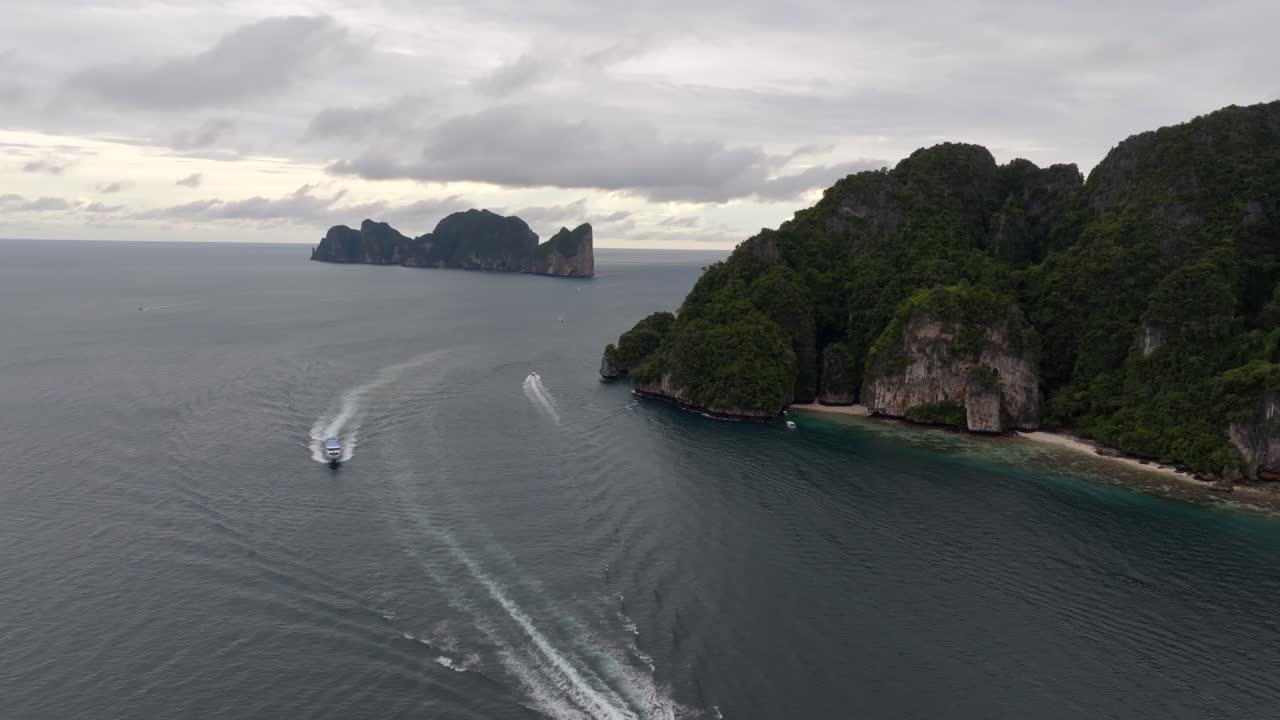 태국 피피 섬의 드론 영상, 놀라운 태국 풍경, 괴상한 바위, 해변, 언덕, 바다, 보트