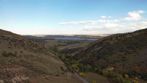 Una-Panorámica-Sobre-Deer-Creek,-Littleton,-Colorado,-Mientras-Los-Colores-Del-Otoño-Comienzan-A-Aparecer