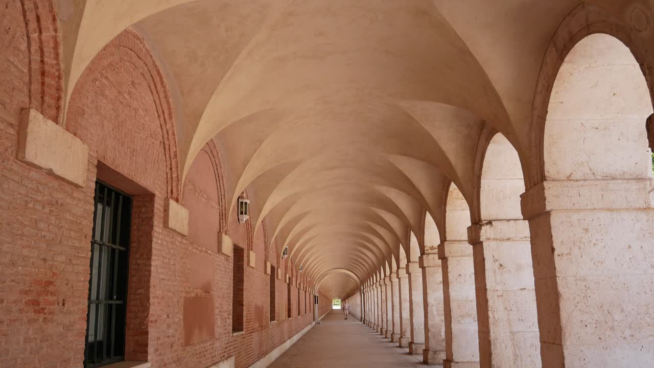 tiro inclinado hacia abajo de los arcos en la plaza de san antonio, aranjuez, españa