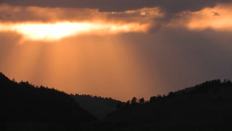 los rayos del sol brillan a través de las nubes en esta foto celestial
