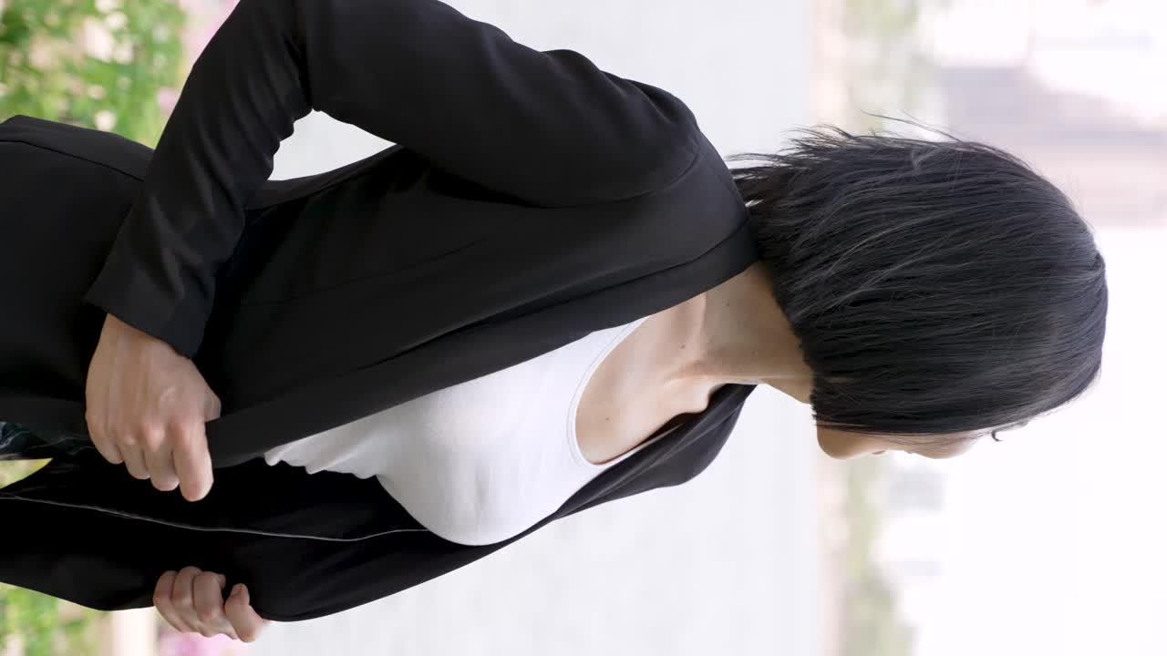 검은색 블레이저를 입은 사업가