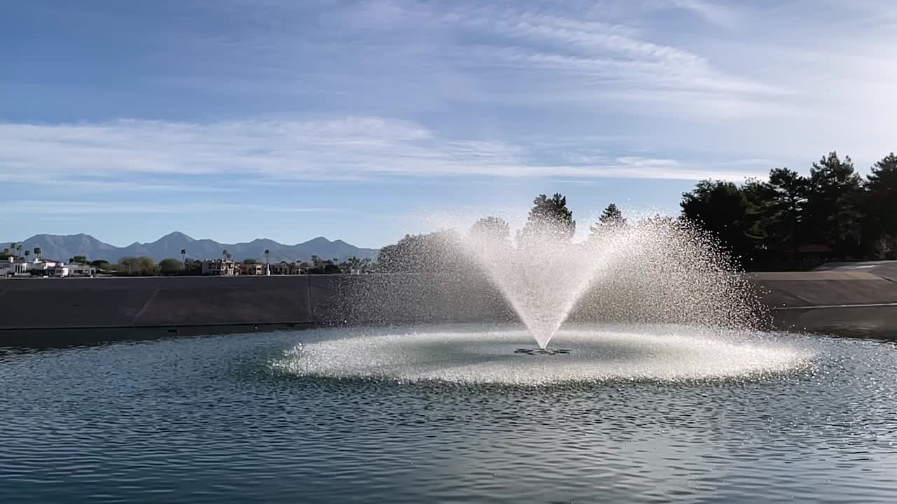 애리조나 주 스코츠데일 맥코믹 랜치에 있는 많은 분수 중 하나에서 흐르는 물의 슬로우 모션