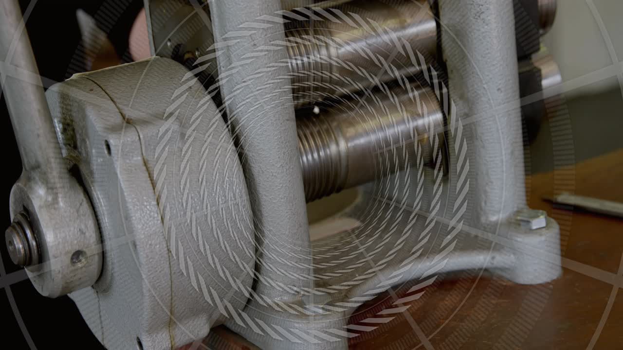 Spiral-overlay vises, roterer over valser og fremhæver metalbearbejdning med funklende bånd