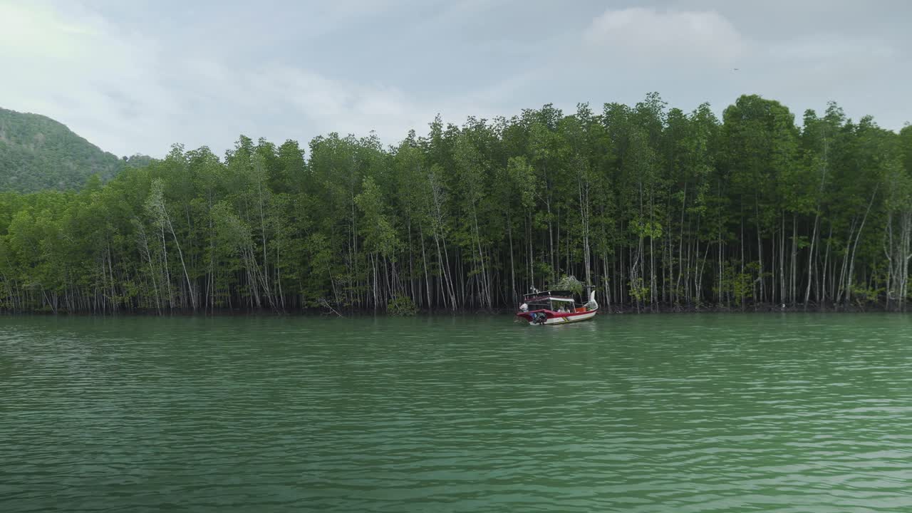 paisaje acuático desde el barco, langkawi, malasia
