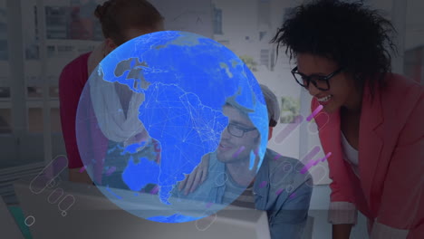 animación de rayas púrpuras sobre los datos de procesamiento de la red global, y diversos colegas en la oficina