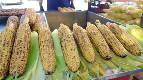 maíz a la parrilla en la mazorca en un mercado de comida callejera