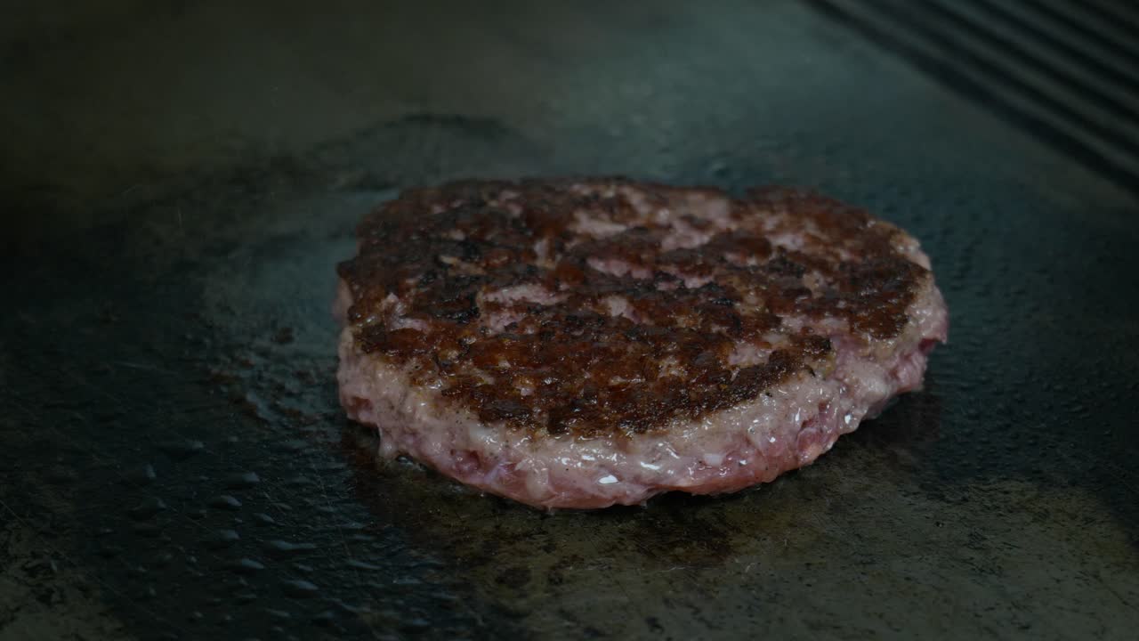 carne de hamburguesa frita en una parrilla eléctrica