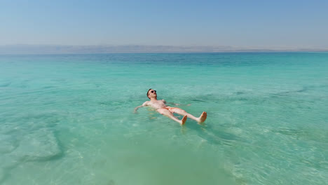 Junger-Kaukasischer-Mann-Schwimmt-Im-Toten-Meer