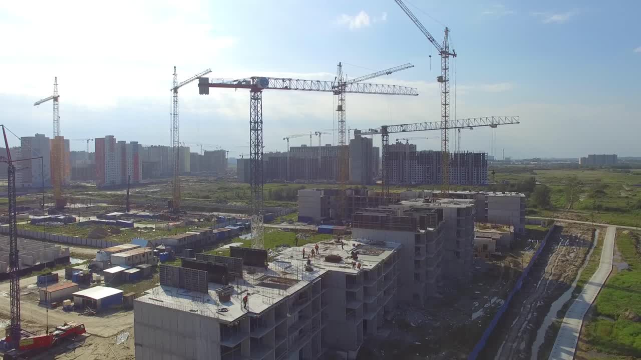 sitio de construcción de edificios de apartamentos con grúas