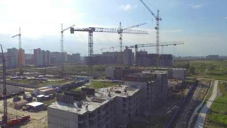 sitio de construcción de edificios de apartamentos con grúas