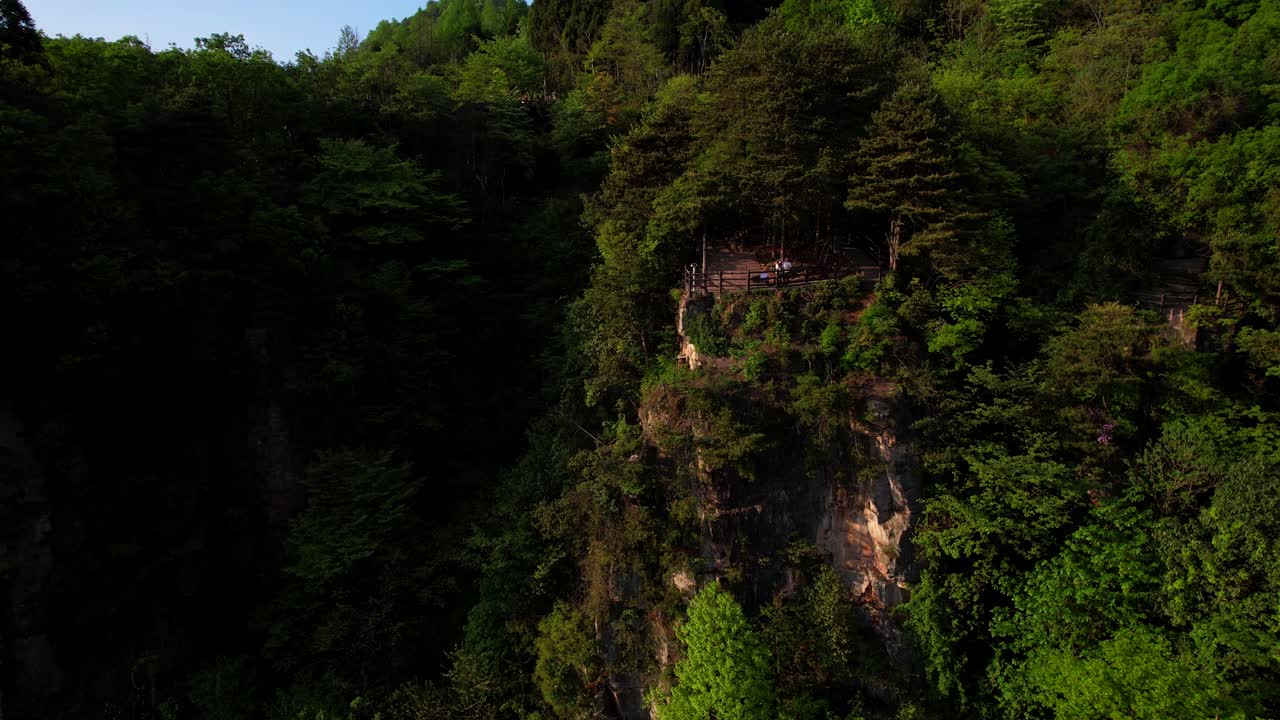 un avión no tripulado se acerca hacia adelante una pareja de turistas disfrutando de las vistas de la montaña tianzi shan en china
