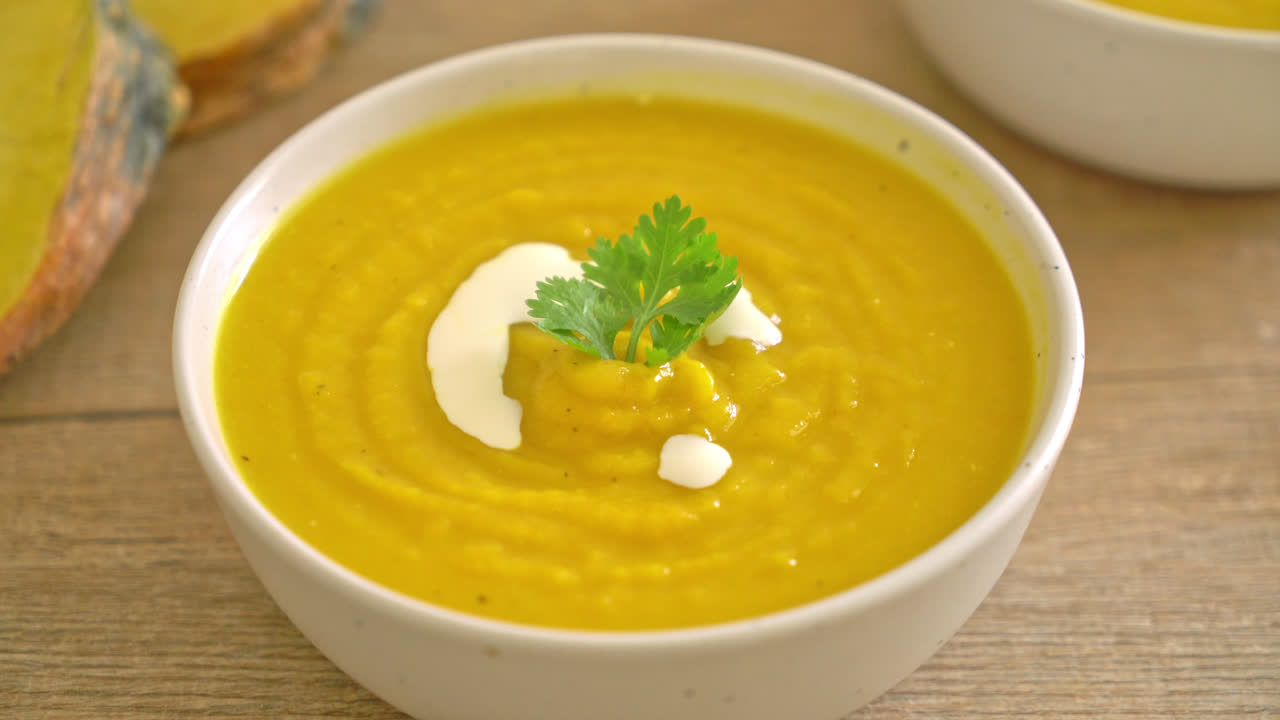 흰색 그릇에 호박 수프 - 채식과 채식주의 음식 스타일