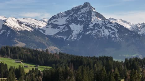 Majestätischer-Berggipfel-In-Amden-Arvenbüel,-Kanton-St.