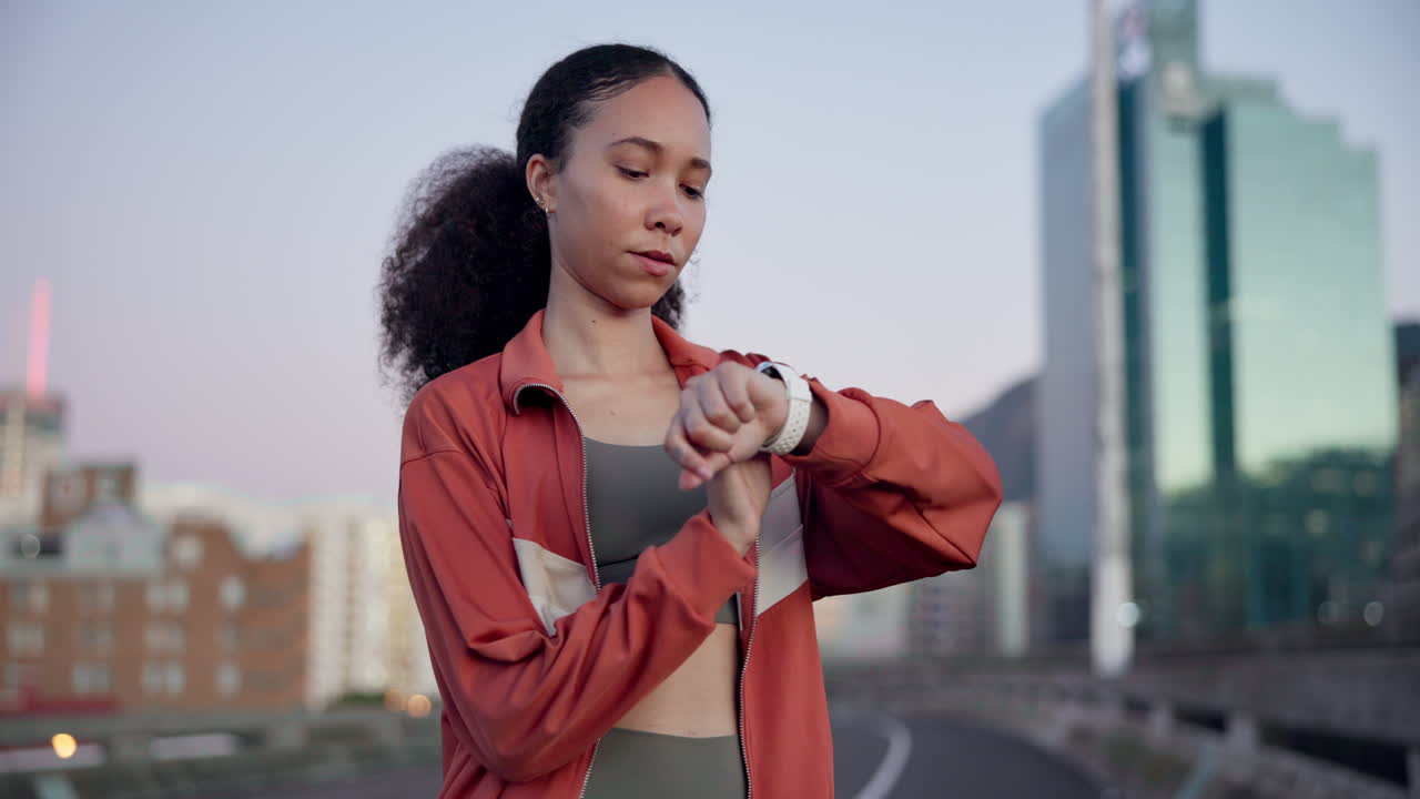 reloj, fitness y mujer en la ciudad para el ejercicio