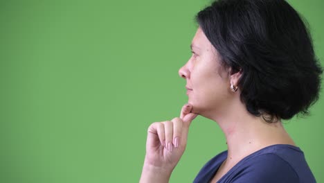 vista de perfil de una mujer hermosa con el cabello corto pensando