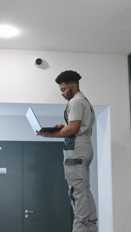 técnico usando una computadora portátil en un edificio