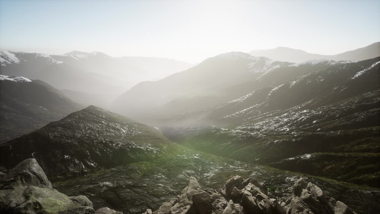 해가 지면 안개 속에 있는 산들