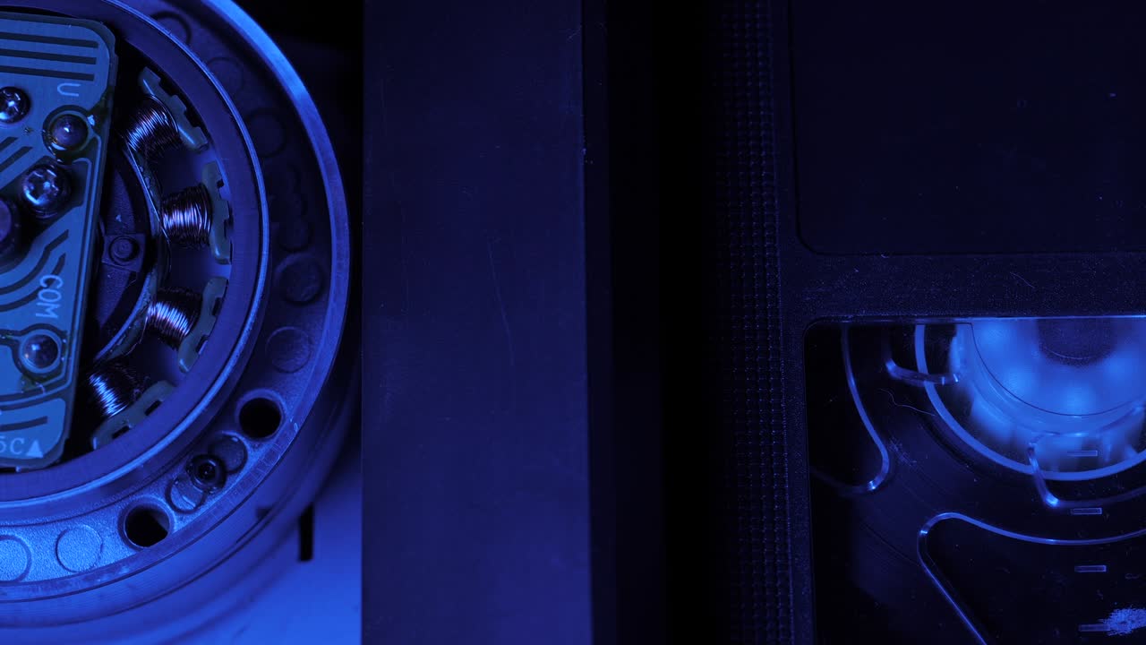 rebobinar la cinta de video en el mecanismo de la vcr. la secuencia de imágenes de video. cabeza magnética en el mecanismo del vcr. grabadora de video s-vhs, vhs. 4k