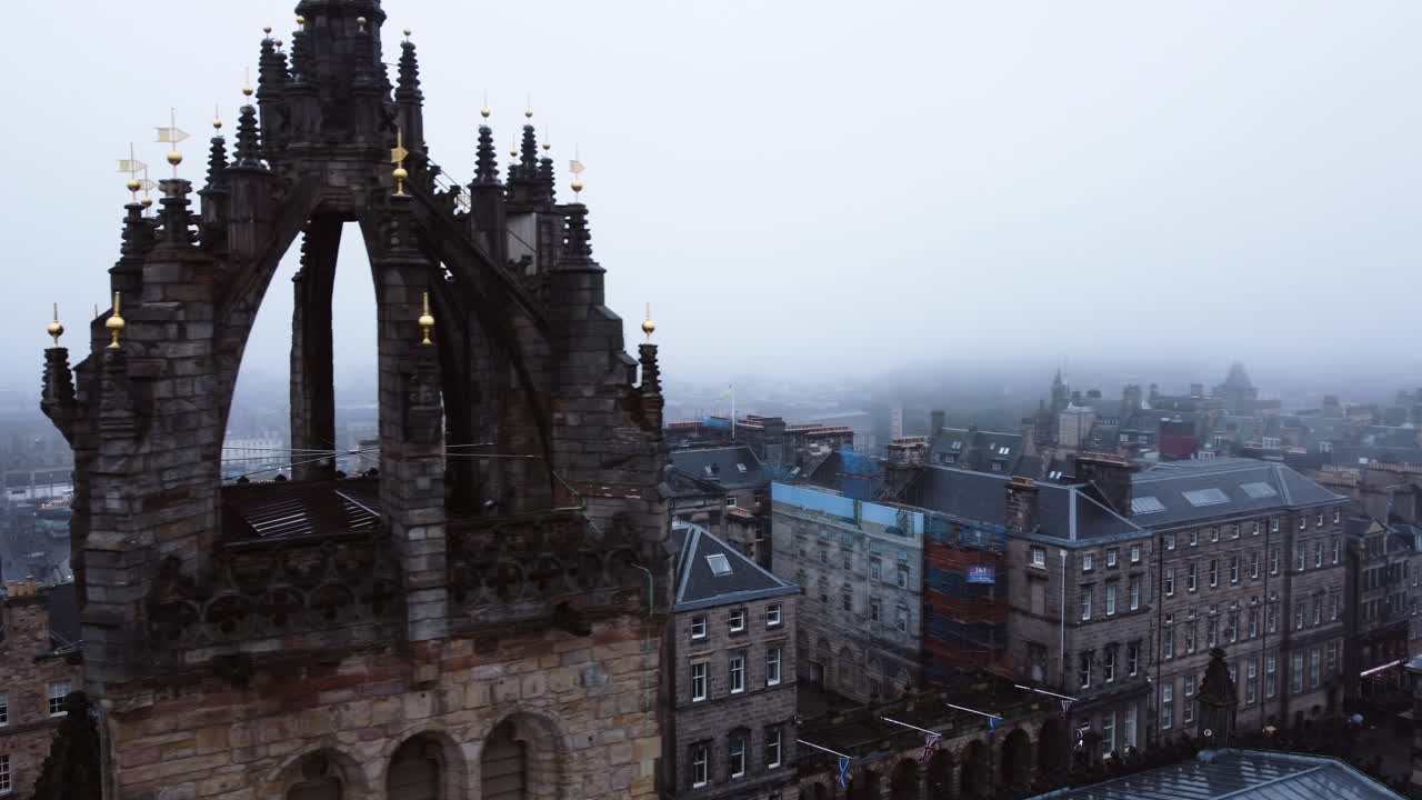 vista aérea alrededor de la catedral de san giles, un día de niebla en edimburgo, escocia