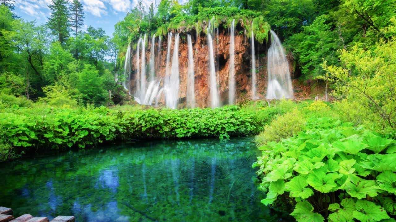 vídeo de cinemagrafa de bucle sin costuras del paisaje de cascadas en los lagos de plitvice, croacia