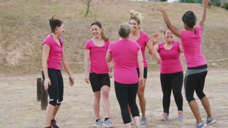 amigas disfrutando de hacer ejercicio en el campamento de entrenamiento juntas