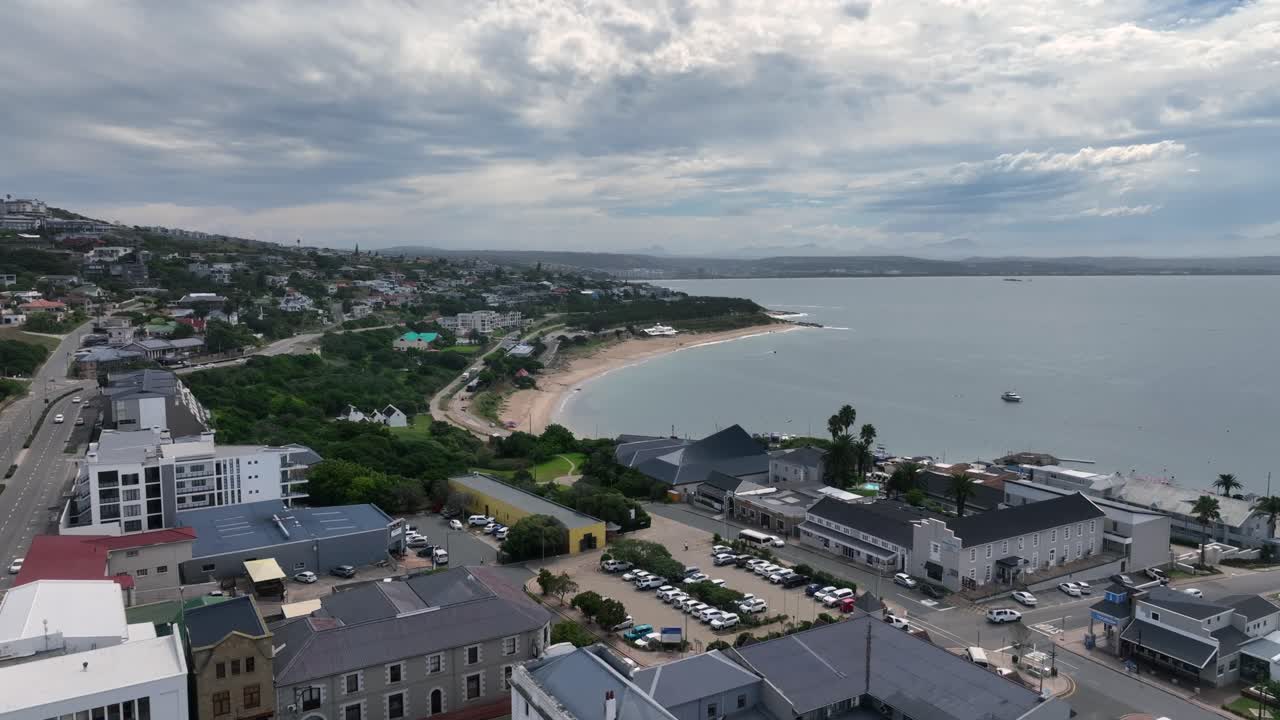 Volo di drone verso Santos Beach a Mossel Bay, Sudafrica.