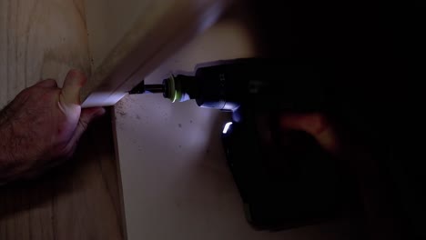 atornillar el tornillo en la superficie de la mesa con un destornillador 5 destornillador resalta el lugar de la torsión de cerca