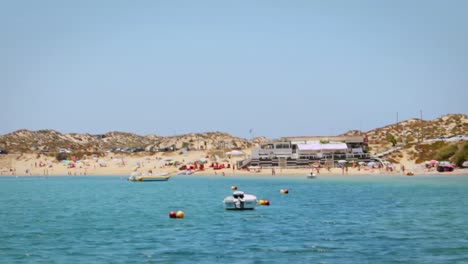 plano general de la playa de vila nova de mil fontes en un día de verano con sol en portugal