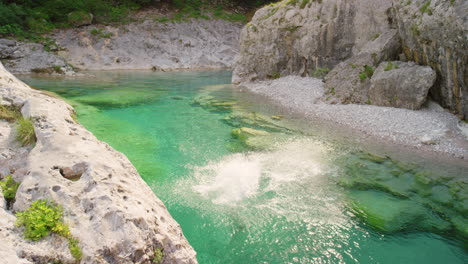 Natación,-Tropical-Y-Mujer-En-Un-Lago-Con-Viajes