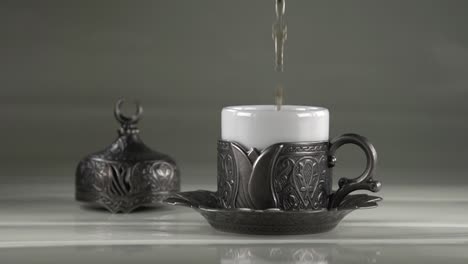 Sirviendo-çay-En-Taza-Turca