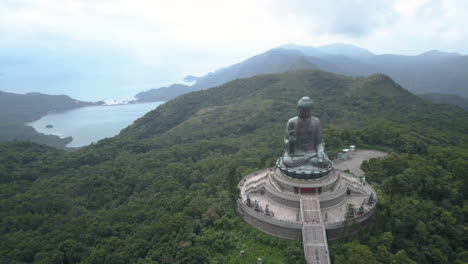 Erstaunlicher-Panoramablick-Auf-Den-Riesigen-Buddha-Auf-Der-Insel-Lantau---Luftaufnahme