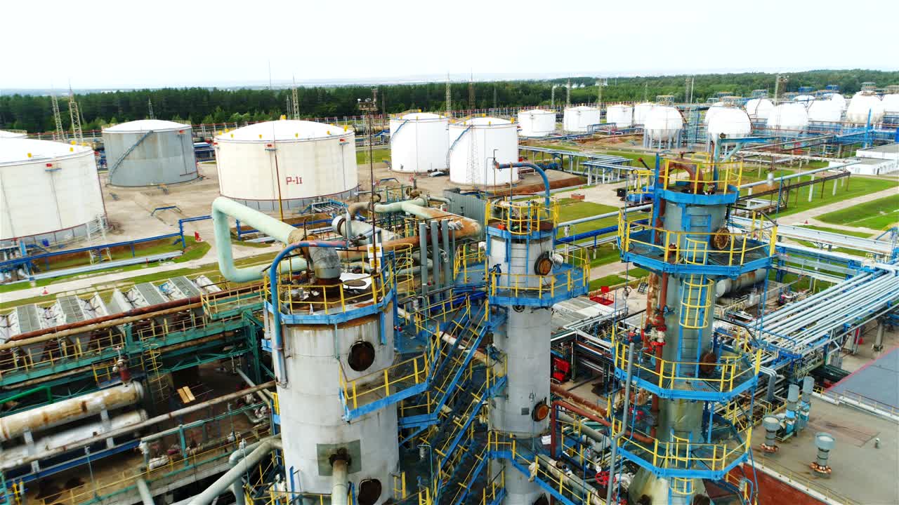 flycam движется вокруг башен с платформами и трубопроводами