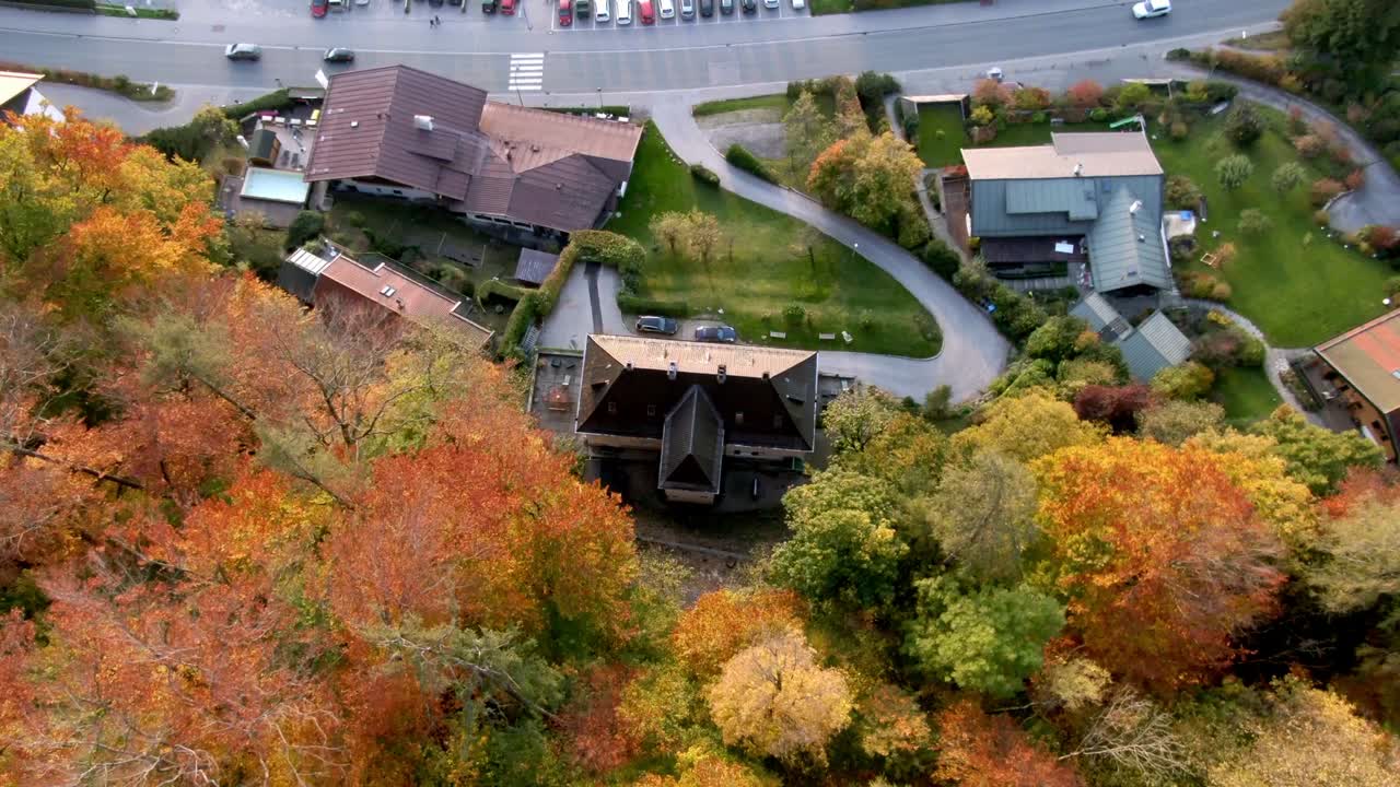 вид сверху вниз на деревья, здания и дороги, снятый во время заката солнца осенью в германии возле озера - тегернзее, германия